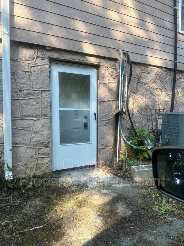 Building Photo - 7214 Center St Unit 7214 B Centre St Rental