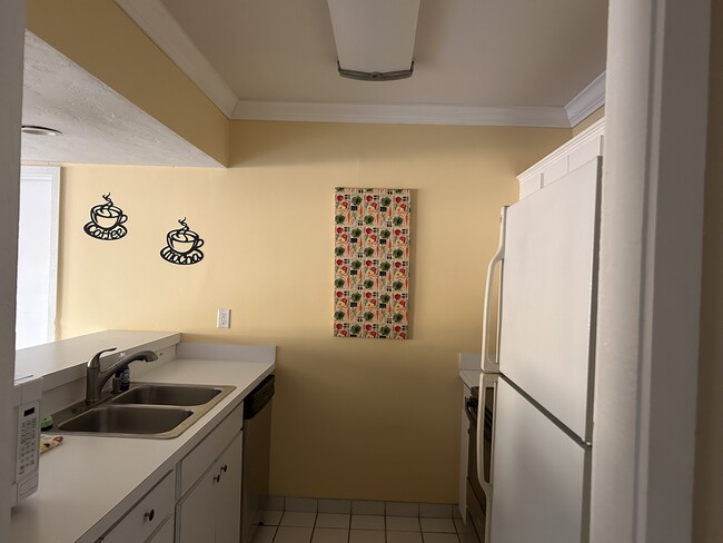 Building Photo - 4031 Abbey Ct Unit Abbey Court