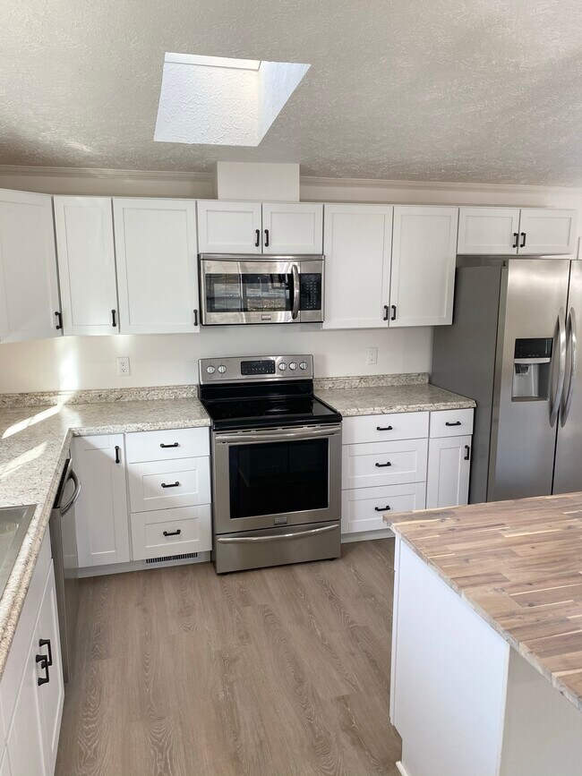 Photo - 5095 E R Ave