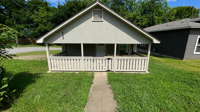Building Photo - Fully renovated 3 bedroom, 2 bath home.