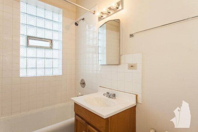 Photo - 1050 W George St Unit 305