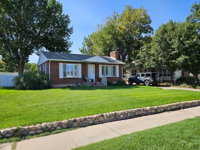 Building Photo - Charming 4 Bed, 2 Bath Home Near Schools &...
