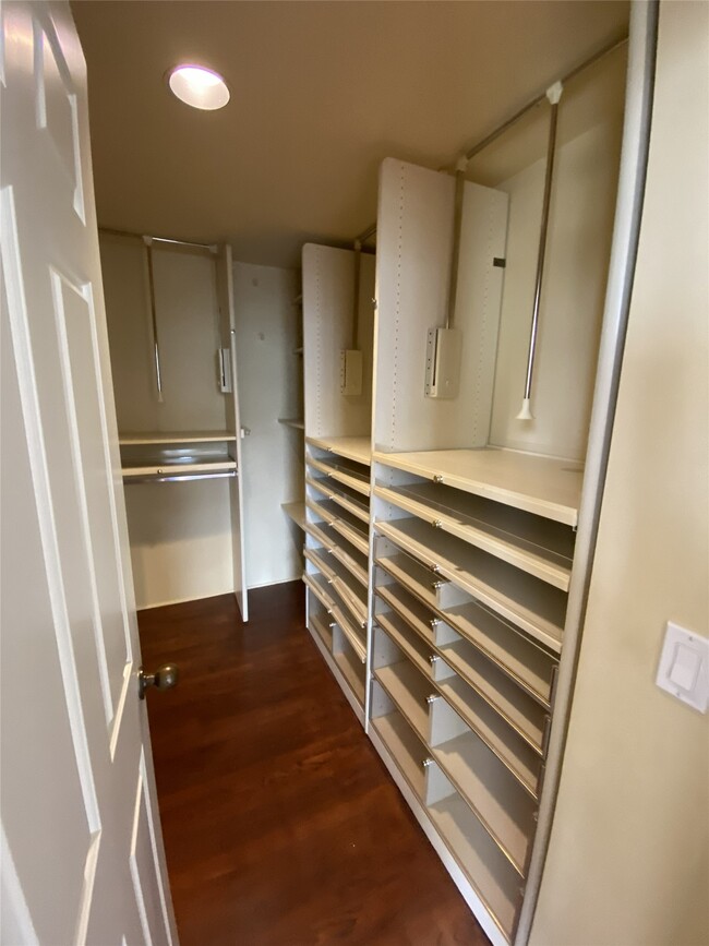 Building Photo - 14 Greenway Plz Unit 13R