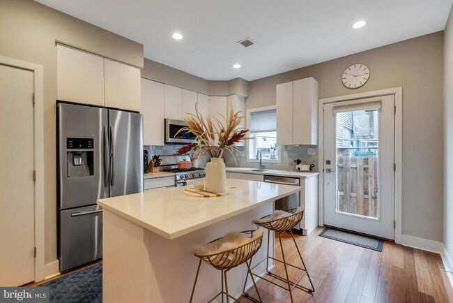 Building Photo - 2227 Latona St Rental