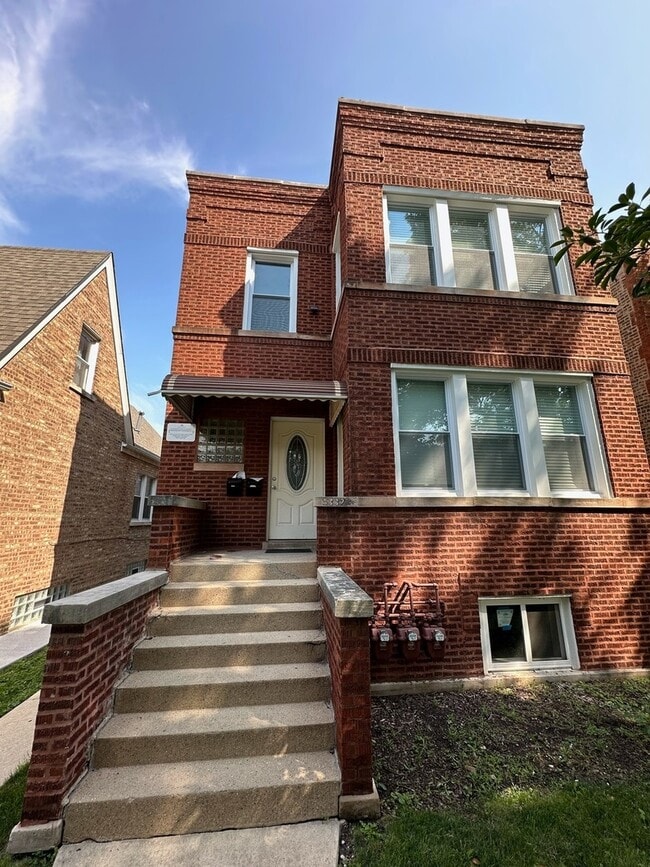 Photo - 5332 W Newport Ave Apartment Unit 2
