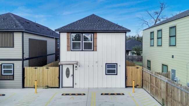 Photo - 2310 Wavell St