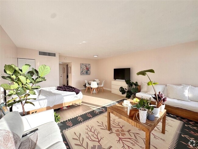 Building Photo - 2899 Collins Ave Unit 550 Rental