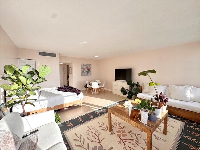 Building Photo - 2899 Collins Ave Unit 550 Rental