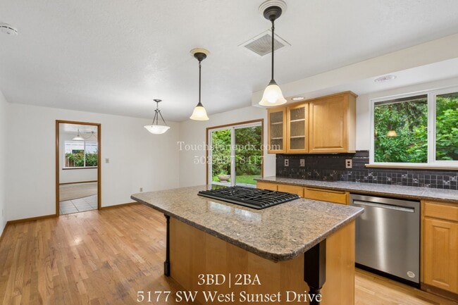 Building Photo - Spacious Lake Oswego 3 Bed Home with AC, Yard, and 2 Car Garage