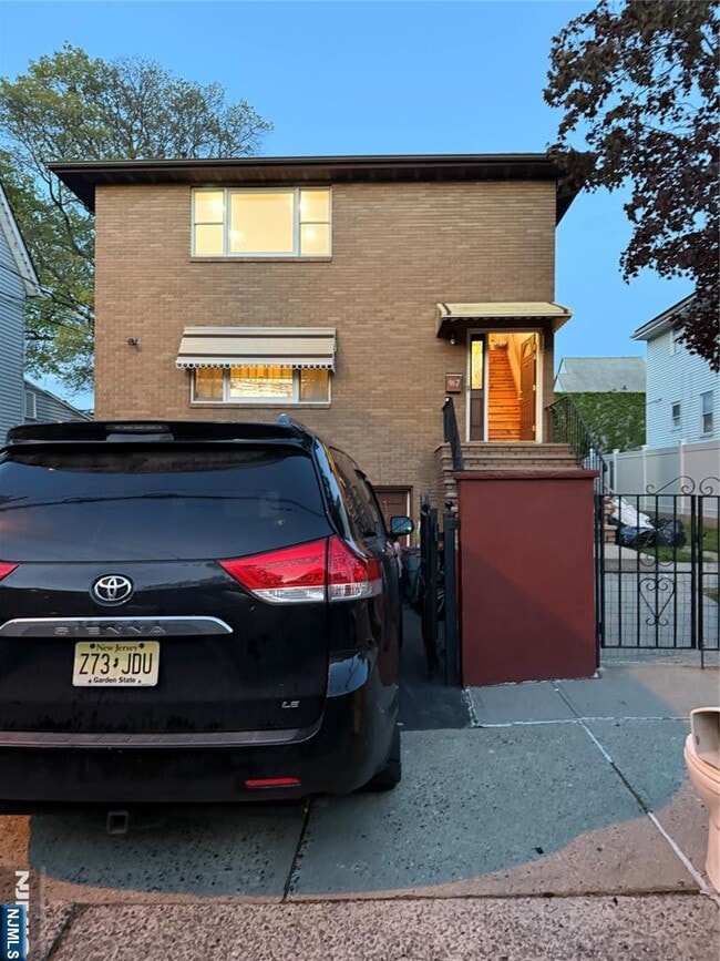 Building Photo - 967 E 23rd St