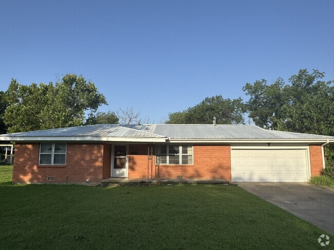 Building Photo - 3 bedroom 2 bath over 2000 sq ft, one bloc... Rental