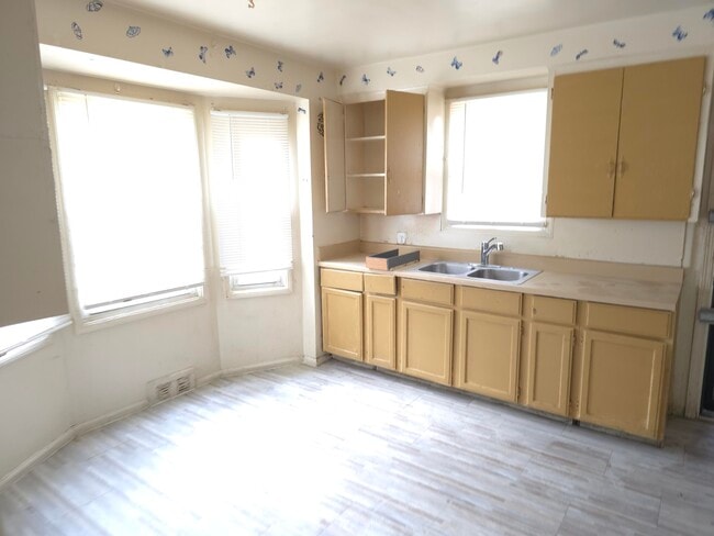 Photo - 16073 Tacoma St