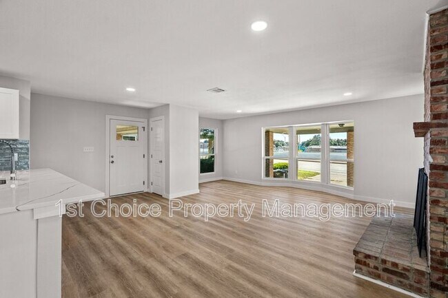 Photo - 4304/4306 SW Loop 820