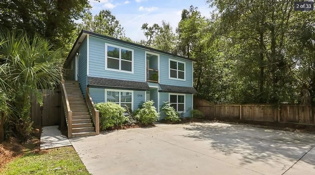 Front/Parking - 1714 Le Grand St Unit Top