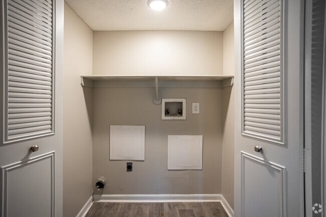 2BR, 2BA - 990SF - Laundry Room