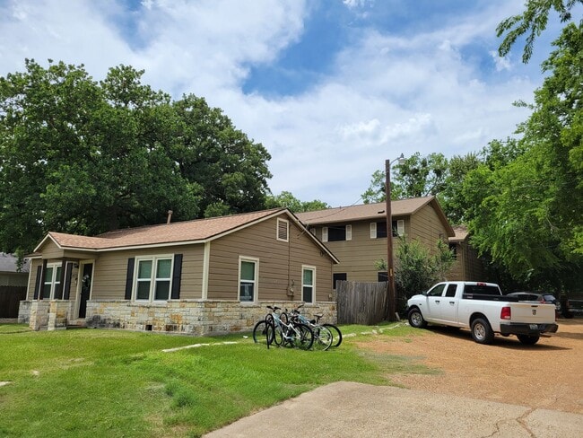 Building Photo - College Station - (Northgate) -1 bedroom / 1 bath condo.