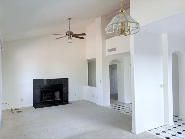 Building Photo - Spacious 2bd/2bath + Den home in gorgeous ...