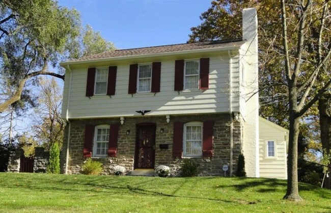 Beautiful 3-Bedroom, 1.5-Bath Home on a La... - Beautiful 3-Bedroom, 1.5-Bath Home on a La...