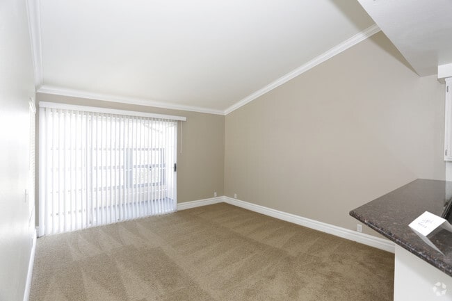 1BR,1BA - 713 SF