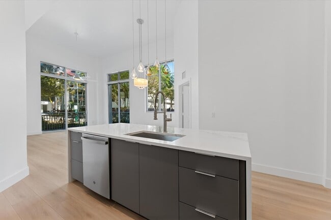 Building Photo - 300 S Australian Ave Unit 105