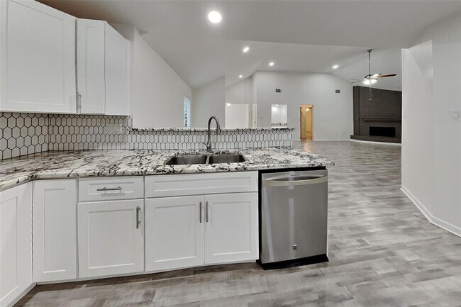 Photo - 22023 Grand Forks Dr