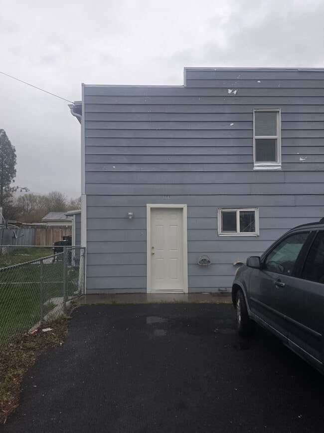 Building Photo - 2 bed 1 bath Recently Remodeled