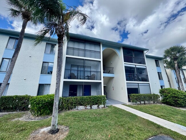 Building Photo - 1111 Green Pine Blvd Unit Apt H1