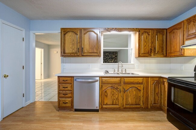 Photo - Very nice 4 bed 3 and a half bath home close to Boone Lake