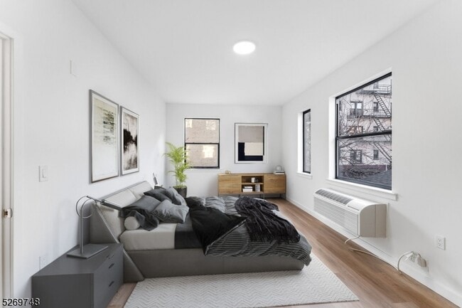 Building Photo - 25 Freeway Dr E Unit 206