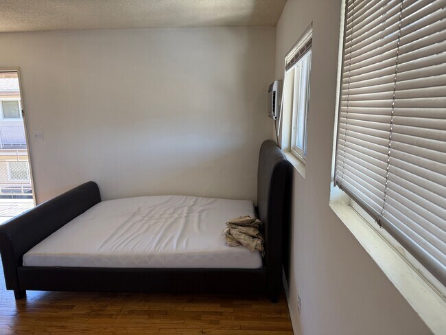 Photo - 5542 Kester Ave