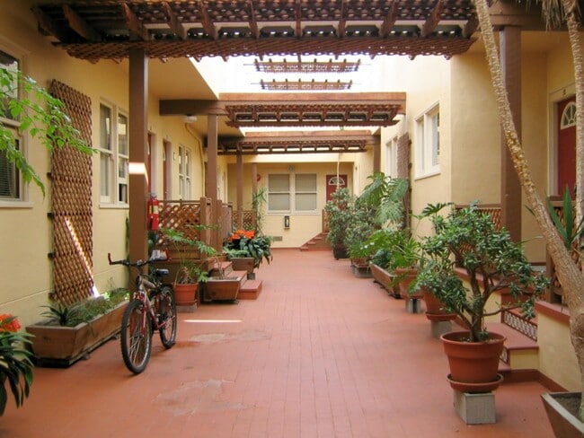 Building Photo - Newly upgraded Central Berkeley one-bedroo... Unit 04