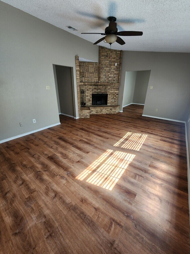 Photo - 3 bed 2 bath townhome, 1 car garage and 1 ...