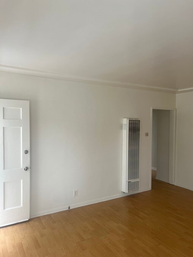 Photo - 511 N La Brea Ave Unidad B