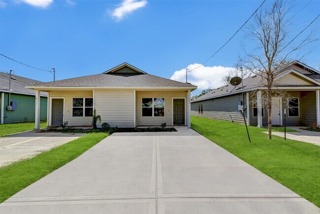 Photo - 409 E Avenue G