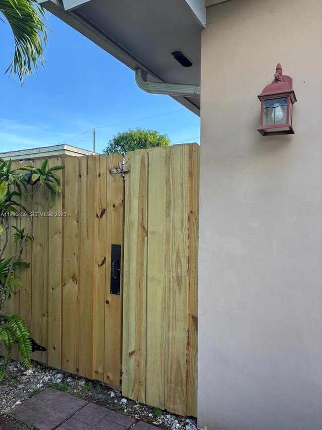 Building Photo - 8635 SW 102nd Ave Unit 0