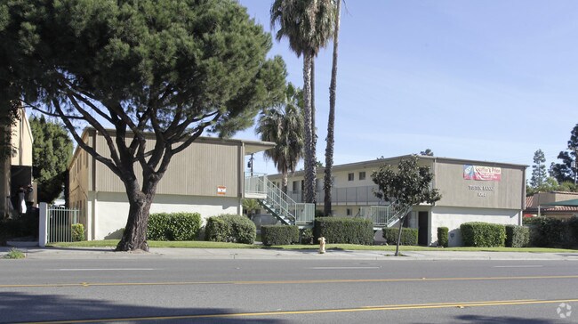 TUSTIN LANAI APARTMENTS