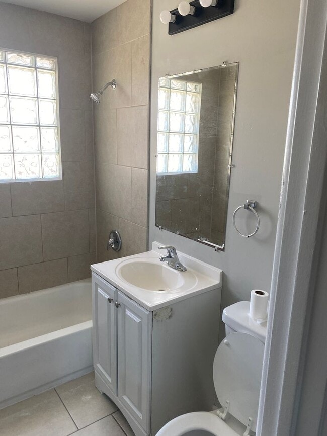 Photo - 5 BED 2 BATH HOUSE