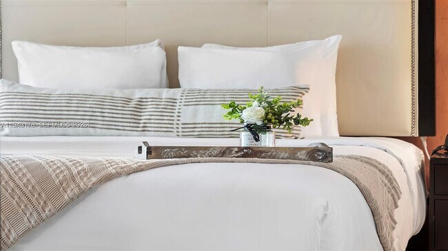 Building Photo - 1437 Collins Ave Unit 327