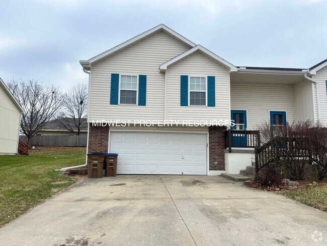 Building Photo - Spacious 3 Bedroom, 2 Bath Townhome availa...