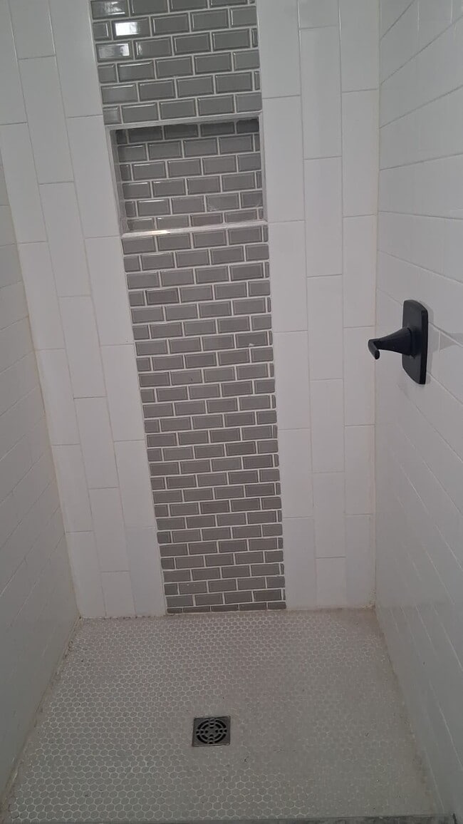 Photo - 584 Kelton Ave