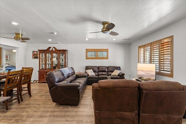 Photo - 535 W 19th St