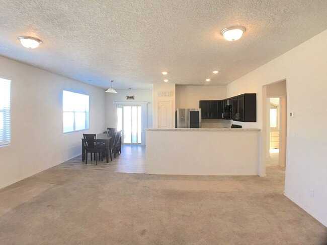 Spacious 4 Bedroom Los Lunas Home. Open la... - Spacious 4 Bedroom Los Lunas Home. Open la...