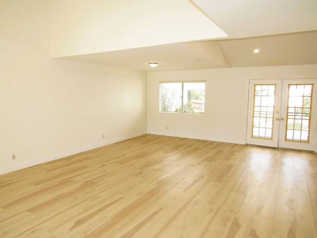 Photo - 1099 W Ontario Ave
