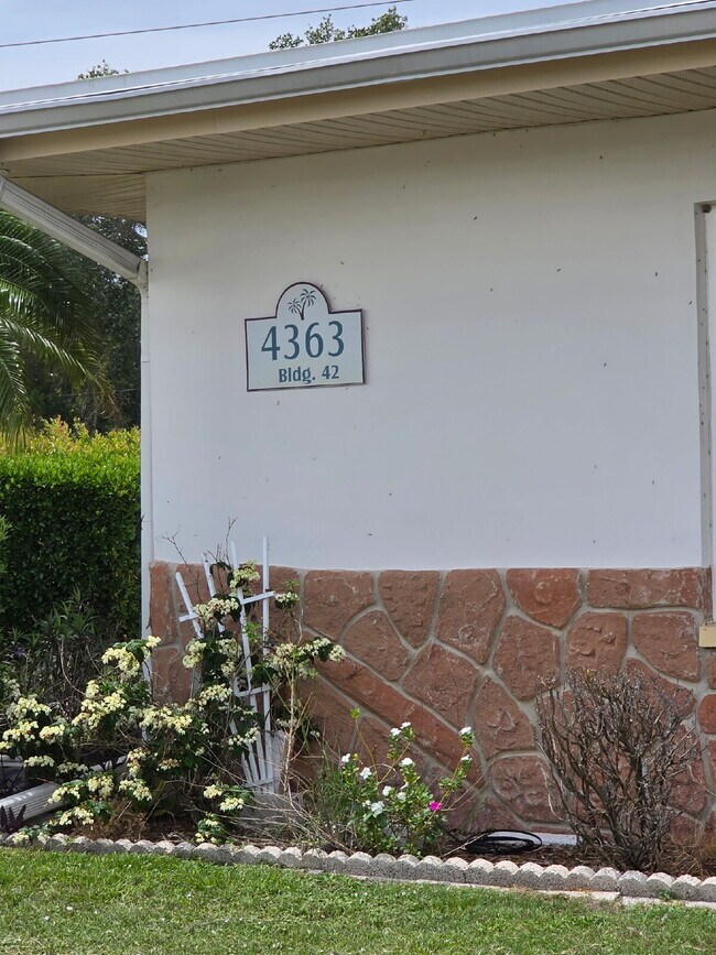 "Charming furnished 2-Bed Condo Retreat in Holiday, FL – Cozy 825 Sq Ft of Comfort!"