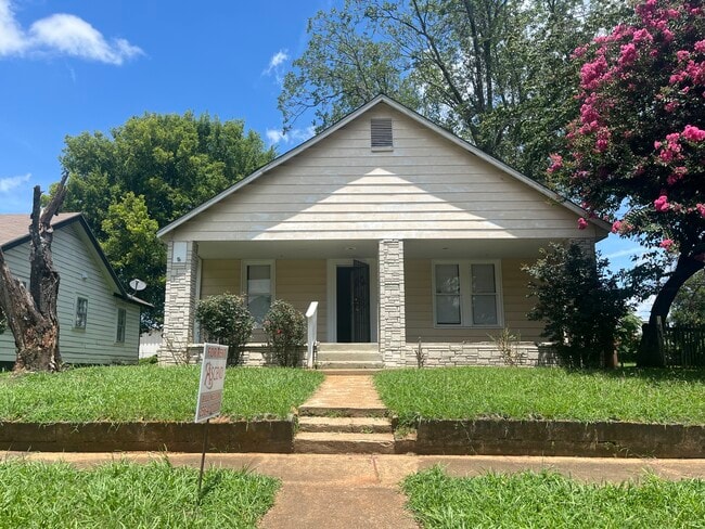 Building Photo - 1024 Moulton St E