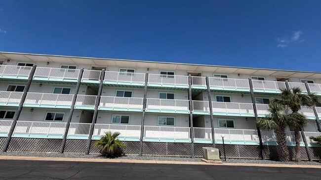 Building Photo - 3600 Thomas Dr Unit 3600 Thomas Dr D 201