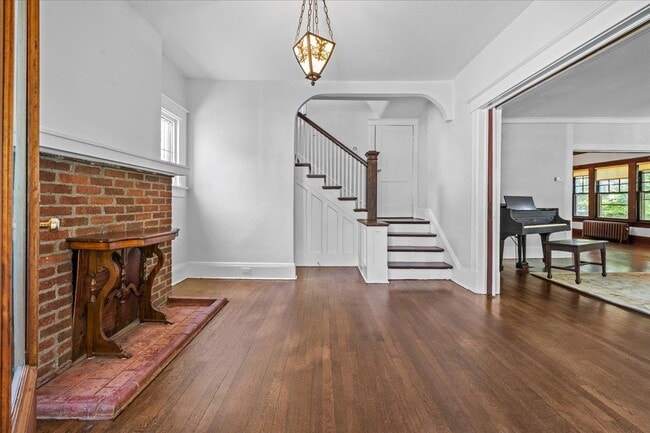 Building Photo - 18 Elm Pl Rental