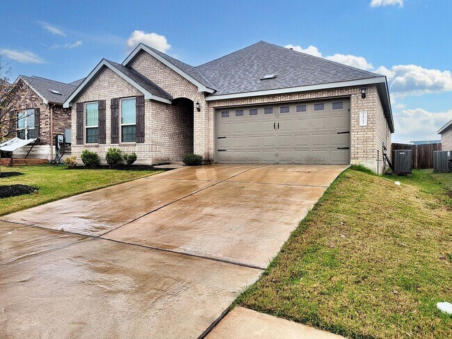 Photo - Beautiful Solar-Powered 4BR / 2BA Home – Big Backyard & Modern Kitchen