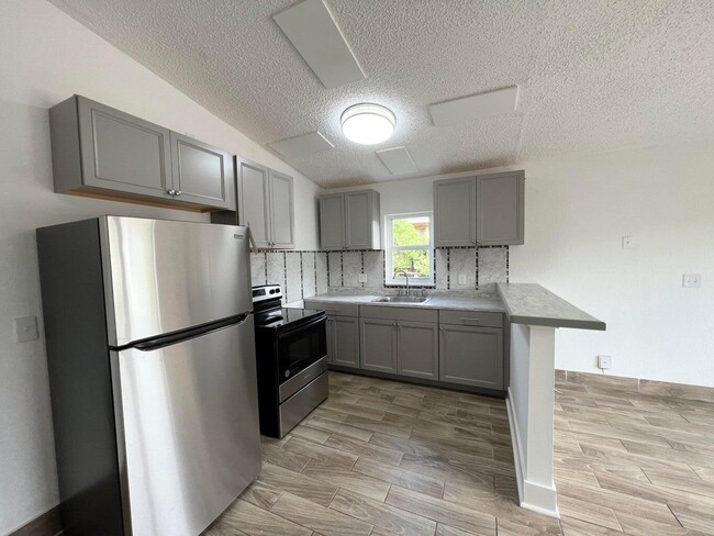 Photo - 1050 W 7th St