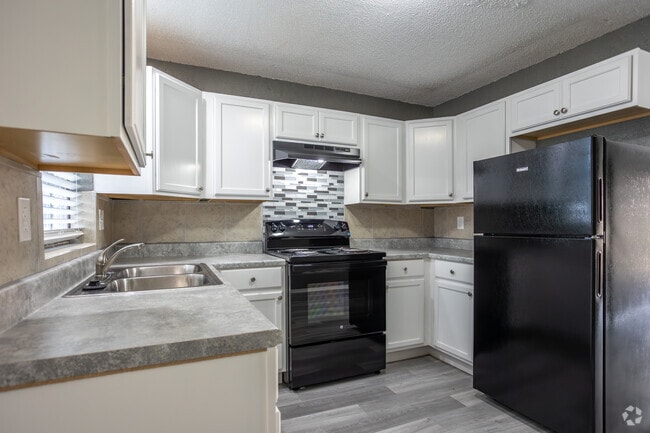 2BR, 1.5BA - 719SF - Kitchen